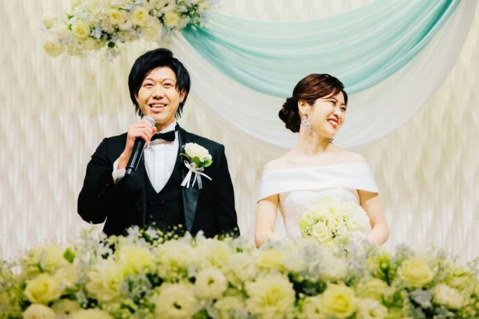 結婚式でウェルカムスピーチをする新郎新婦