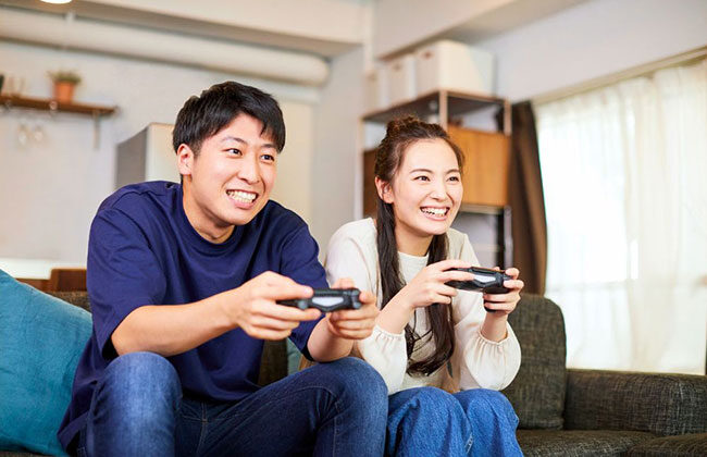 部屋でゲーム