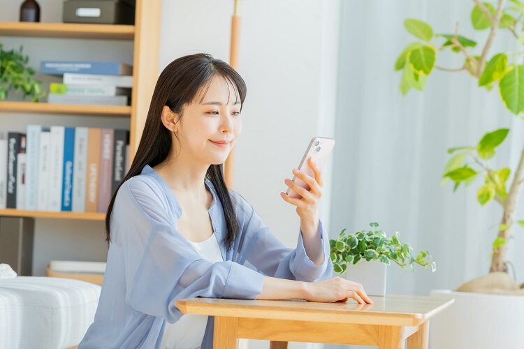 友人への結婚報告マナーガイド|タイミングや方法・注意点を紹介