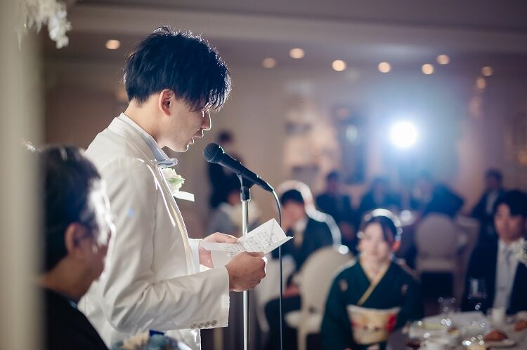 【結婚式の新郎謝辞】感謝の気持ちを伝える構成や文例を紹介