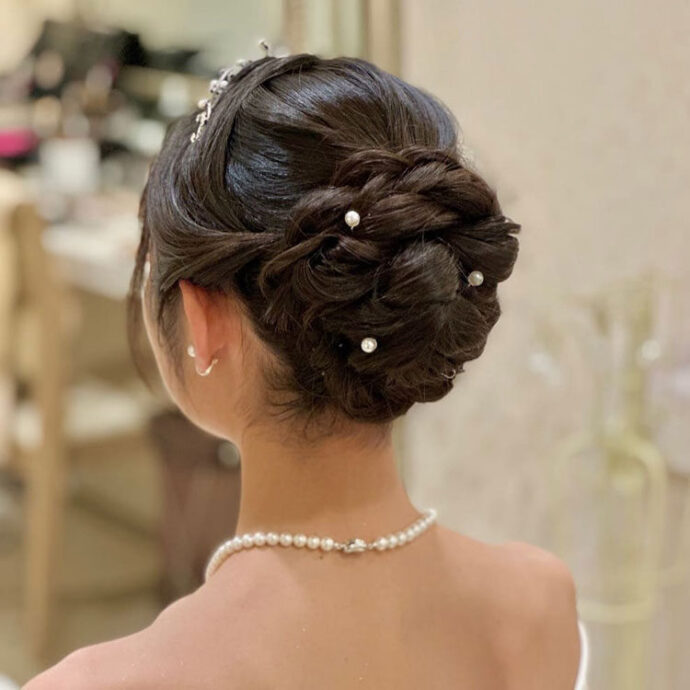 高めシニヨン（ハイ＆ミドル）の花嫁ヘアアレンジ
