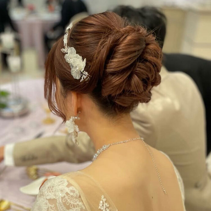 高めシニヨン（ハイ＆ミドル）の花嫁ヘアアレンジ