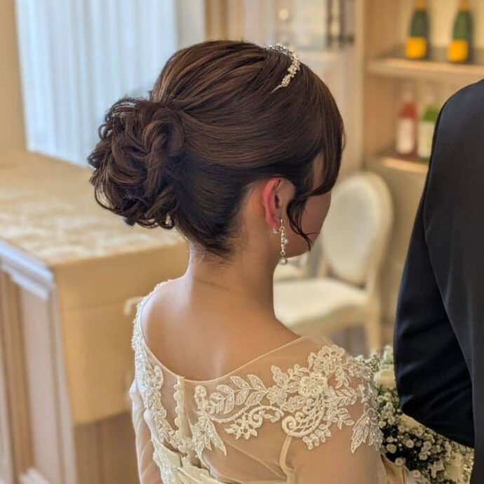 高めシニヨン（ハイ＆ミドル）の花嫁ヘアアレンジ