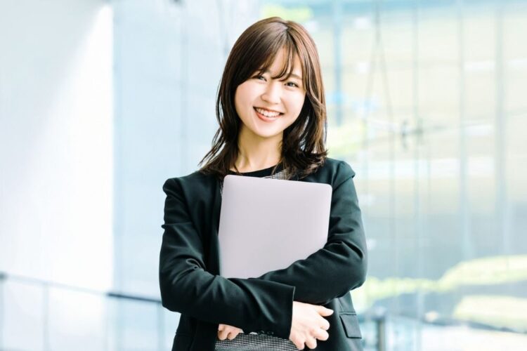 会社の結婚報告はいつ？順番は？職場上司と同僚への報告やタイミング・例文を紹介