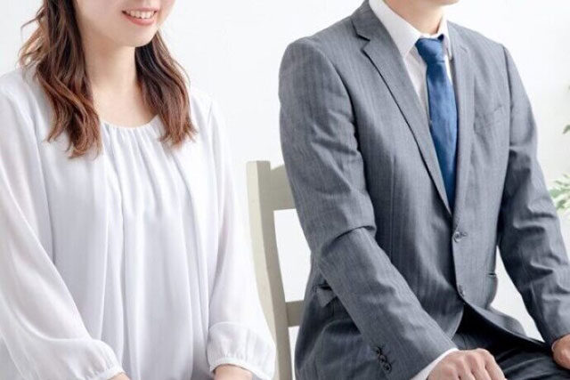 結婚挨拶をするカップル