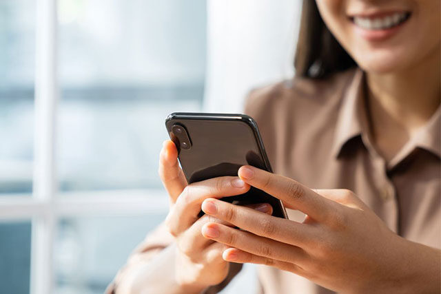 スマホを見る女性