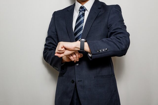 時計を見る男性