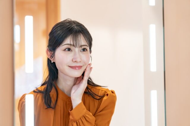 鏡を見る女性