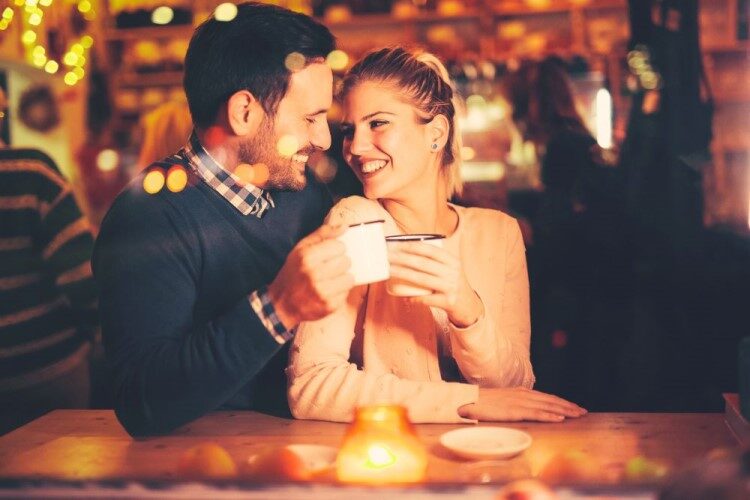 【結婚相手との出会いのきっかけランキング】アプリやSNSを利用した出会い方のメリットとは?