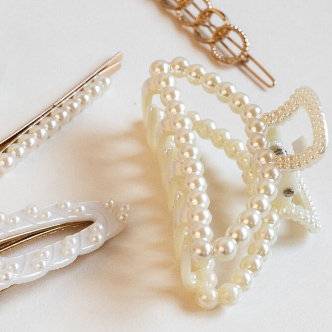 ブライダルフェアの服装_ヘアクリップ