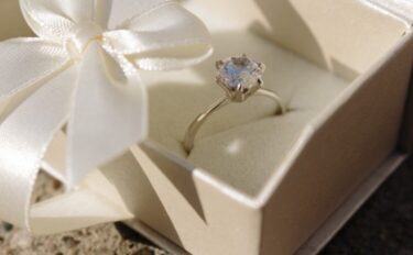 婚約指輪で失敗しない！選び方や購入までの流れ、おすすめブランドを紹介