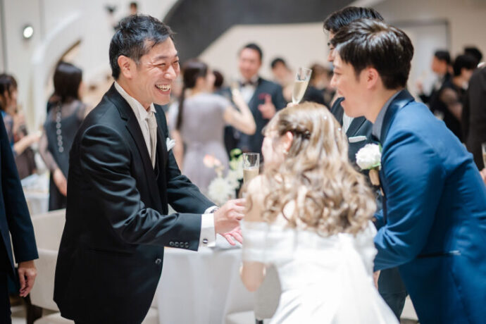 新郎新婦と乾杯するゲスト