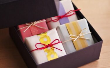 結婚挨拶の手土産はどう選ぶ？おすすめ品や相場、渡し方のマナーを解説