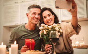 【結婚記念日のプレゼント】妻・夫への贈り物の選び方は？TOP5＆金額を聞いてみました