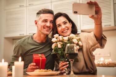 【結婚記念日のプレゼント】妻・夫への贈り物の選び方は？TOP5＆金額を聞いてみました