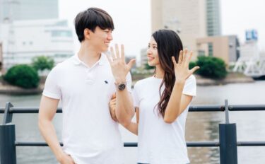 婚約指輪はいつつける？結婚前と結婚後のつけるタイミングやマナーを解説