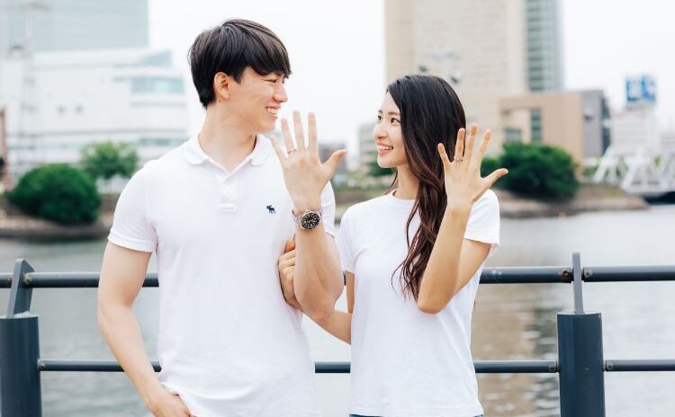 婚約指輪はいつつける？結婚前と結婚後のつけるタイミングやマナーを解説