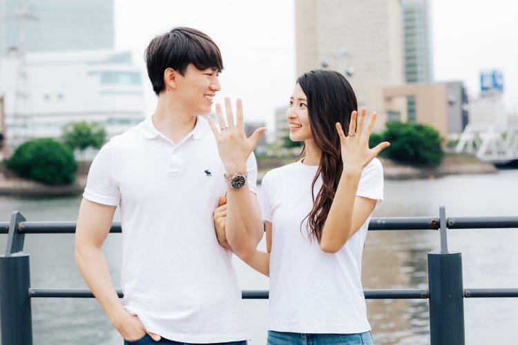 婚約指輪はいつつける?結婚前と結婚後のつけるタイミングやマナーを解説