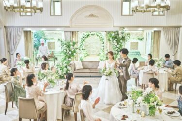 披露宴とは？結婚式との違いや流れ、ドレス選びのポイントと人気の演出をチェック