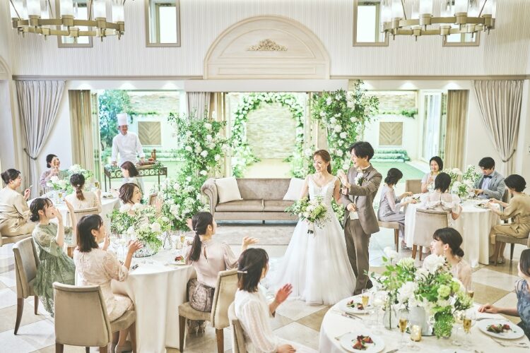 披露宴とは?結婚式との違いや流れ、ドレス選びのポイントと人気の演出をチェック