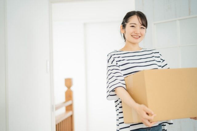 引っ越し準備をする女性