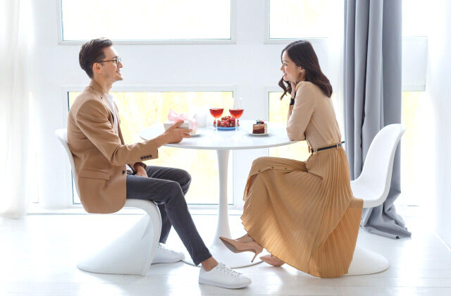 春デートをするカップルs