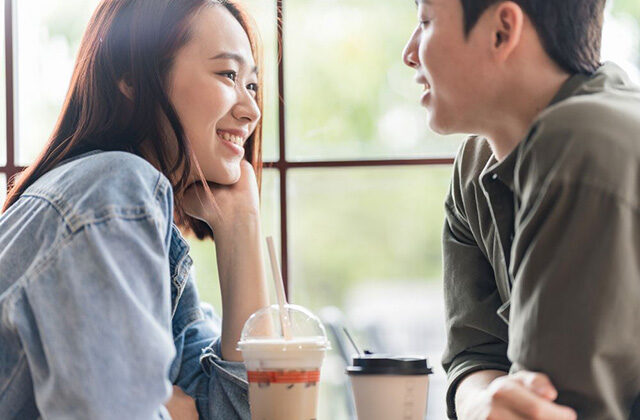 春デートをするカップルs2