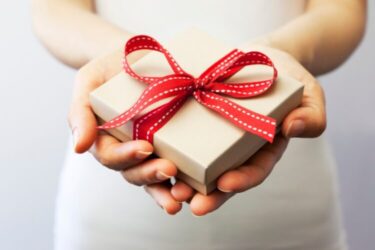 婚約指輪のお返しはするべき？金額相場やおすすめの品物をアンケート調査！