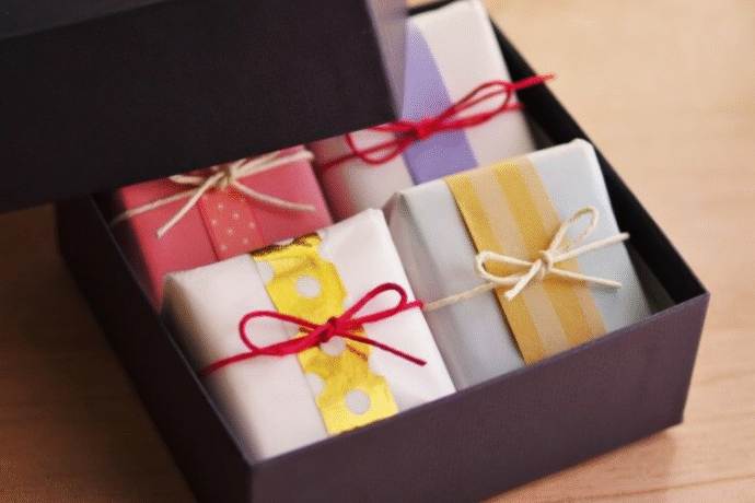 お礼に菓子折りなどを渡す