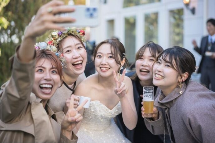 アニヴェルセル 大宮の結婚式で友達と記念撮影をする様子