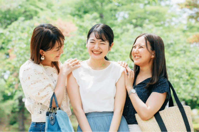 友人に頼む場合、親しい友人同士の様子