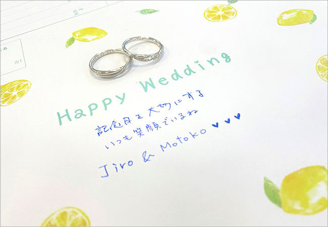 婚姻届と指輪の記念ショット