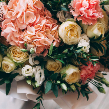 【花束の値段】大きさやシーン別の相場・プレゼント予算にあわせたブーケの選び方