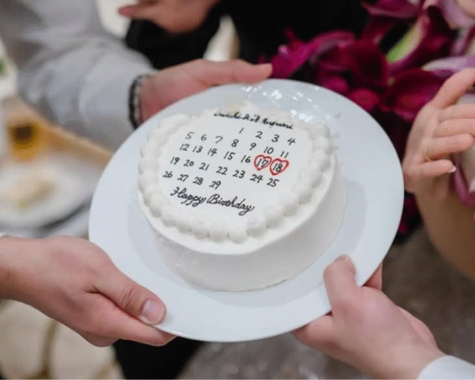 誕生日のゲストに贈るサプライズケーキ