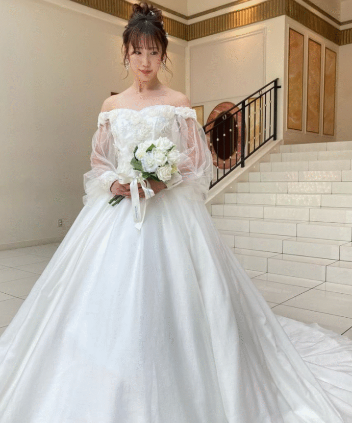ロングパフスリーブのウェディングドレス