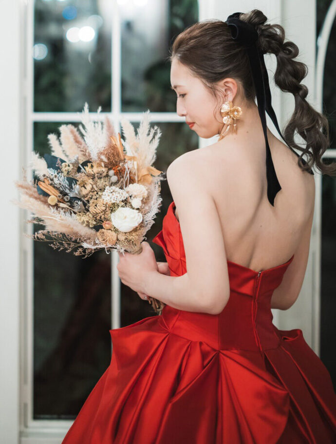 花嫁ヘアスタイルとカラードレス