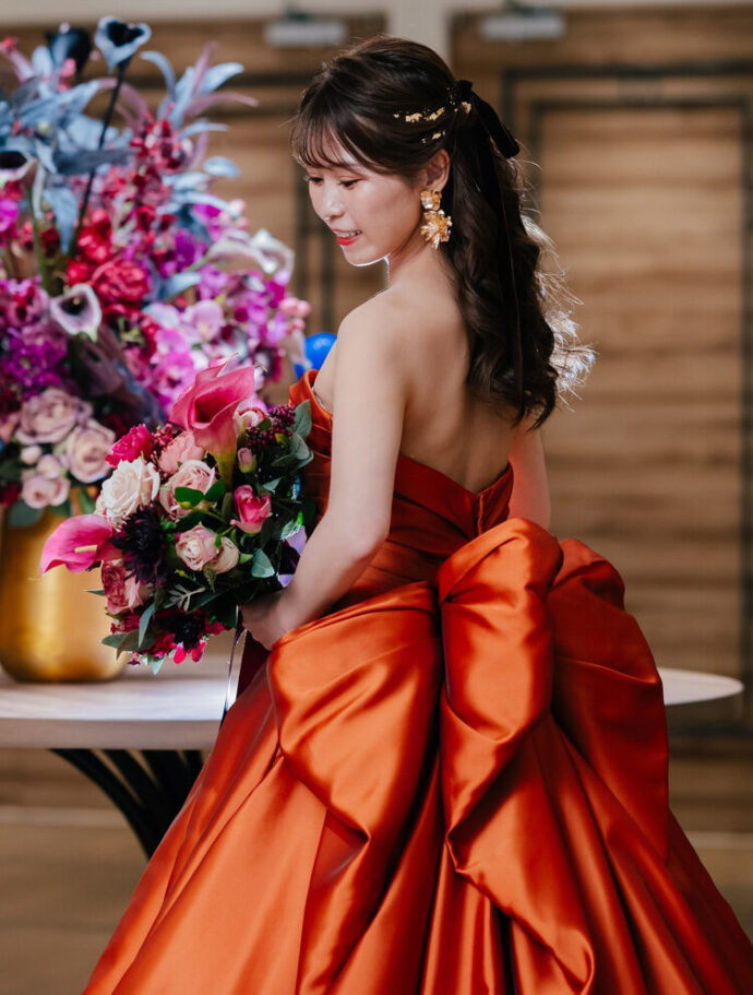 花嫁ヘアスタイルとカラードレス