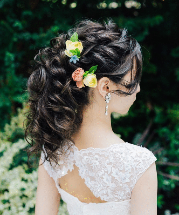 ねじりヘア＆カーリーな小花のアップポニー