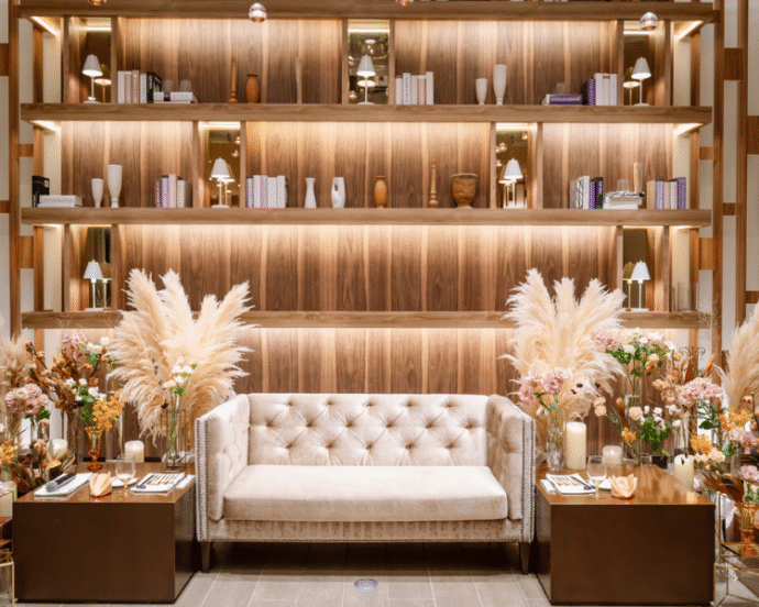 ⑤ニュアンスカラーで統一!人気の高砂ソファコーデ