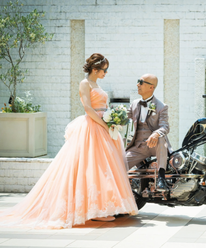 ⑨バックリボン×ペールオレンジカラーのドレス