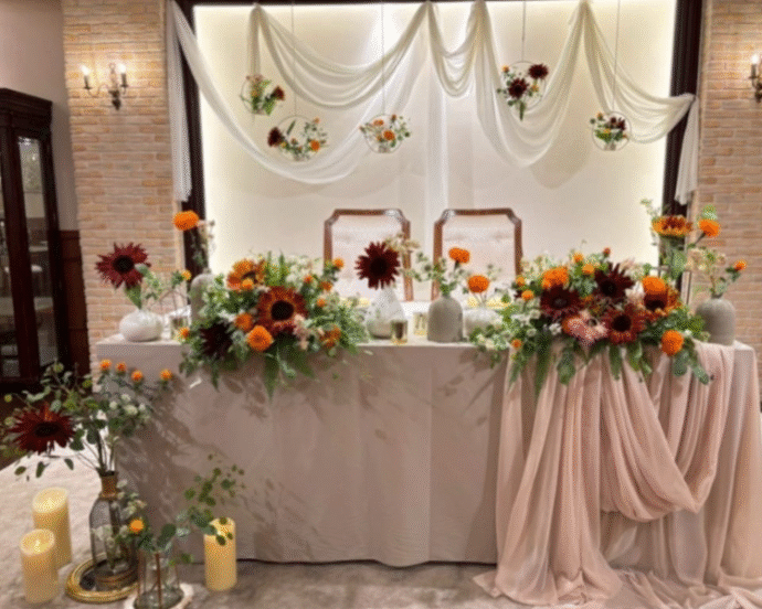 ④オレンジ×ブラウンのエレガントなテーブルコーデ