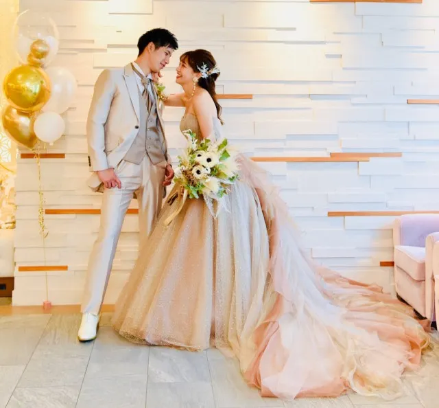 ⑤グリッター×チュールのロングトレーンドレス