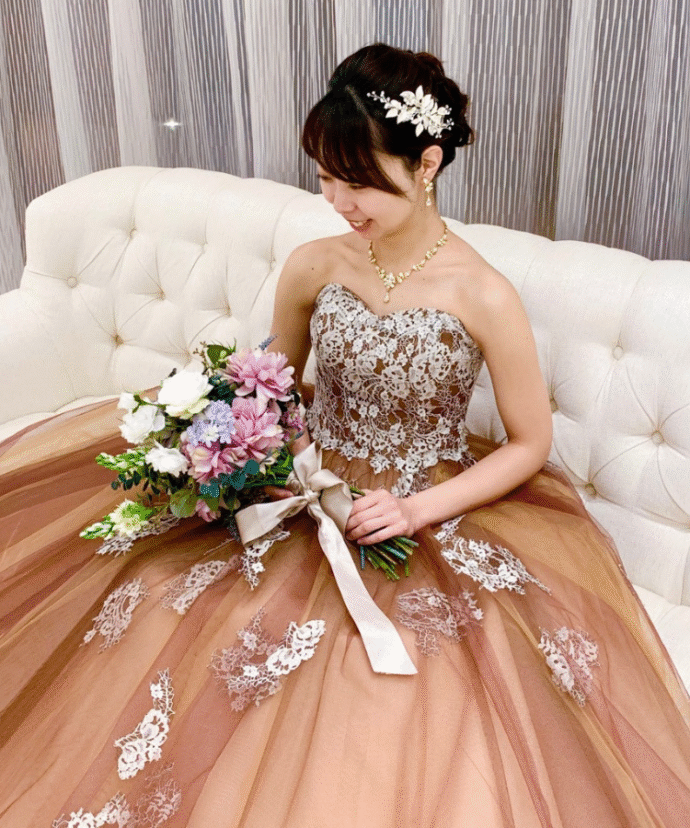 ③胸元の刺繍が華やか!ブラウンカラードレス