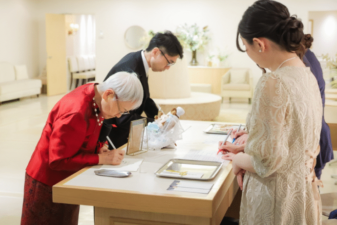 ③芳名帳への記入をお願いする