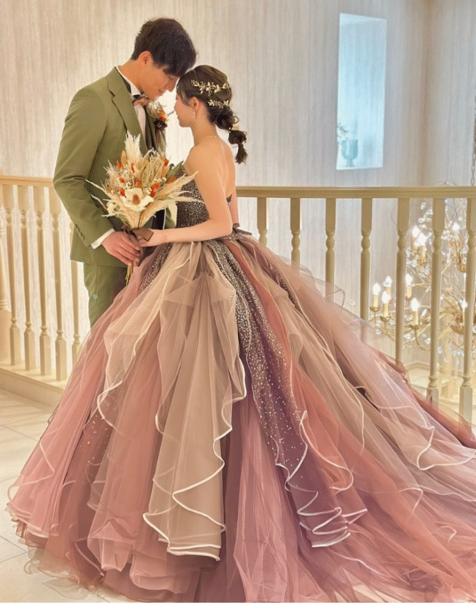 ⑧華やかフリル×大人カラーのチュールドレス