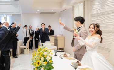 【結婚式の乾杯挨拶】何を話す？友人や上司から新郎新婦に贈るスピーチの例文集
