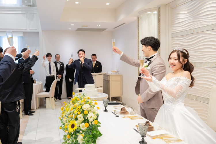 【結婚式の乾杯挨拶】何を話す?友人や上司から新郎新婦に贈るスピーチの例文集
