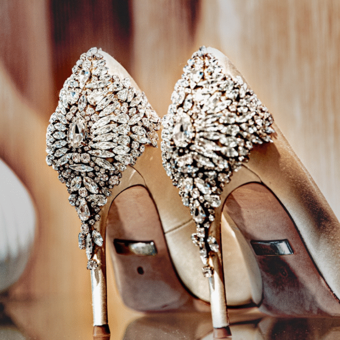 ⑩ビジュー装飾が豪華なウェディングシューズ