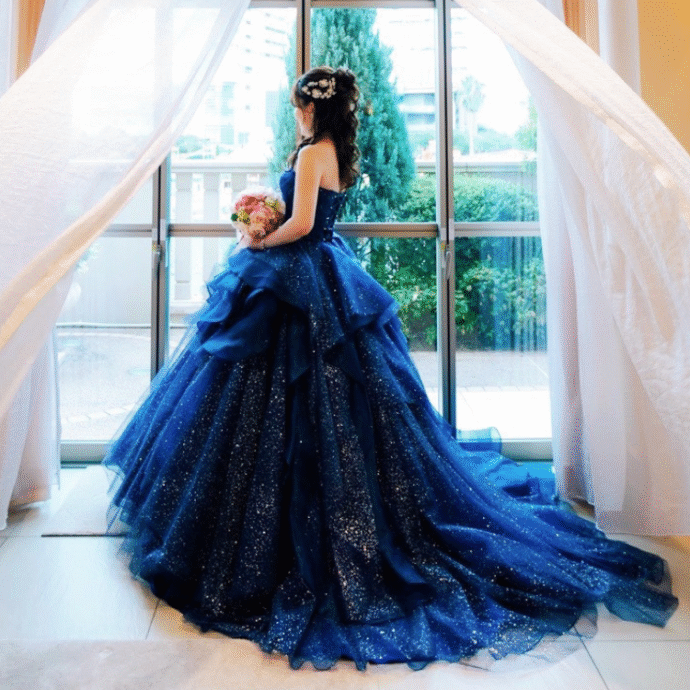 ⑨グリッターが輝くネイビーブルードレス