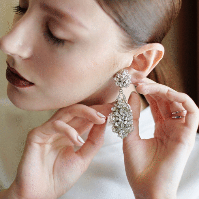 ⑧アップスタイル×ビジュー輝くイヤリング